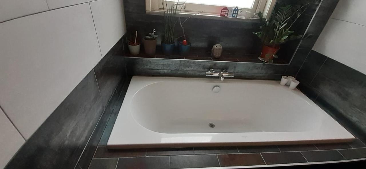 Charlotte, Not For Parties, Not A Hotel, Room With Shared Bathroom, No Kitchen Amsterdam Esterno foto
